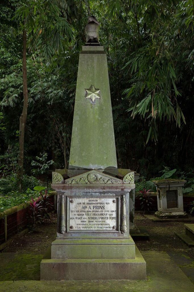 Nisan Ary Prins yang berbentuk obelisk di permakaman Kebun Raya Bogor.